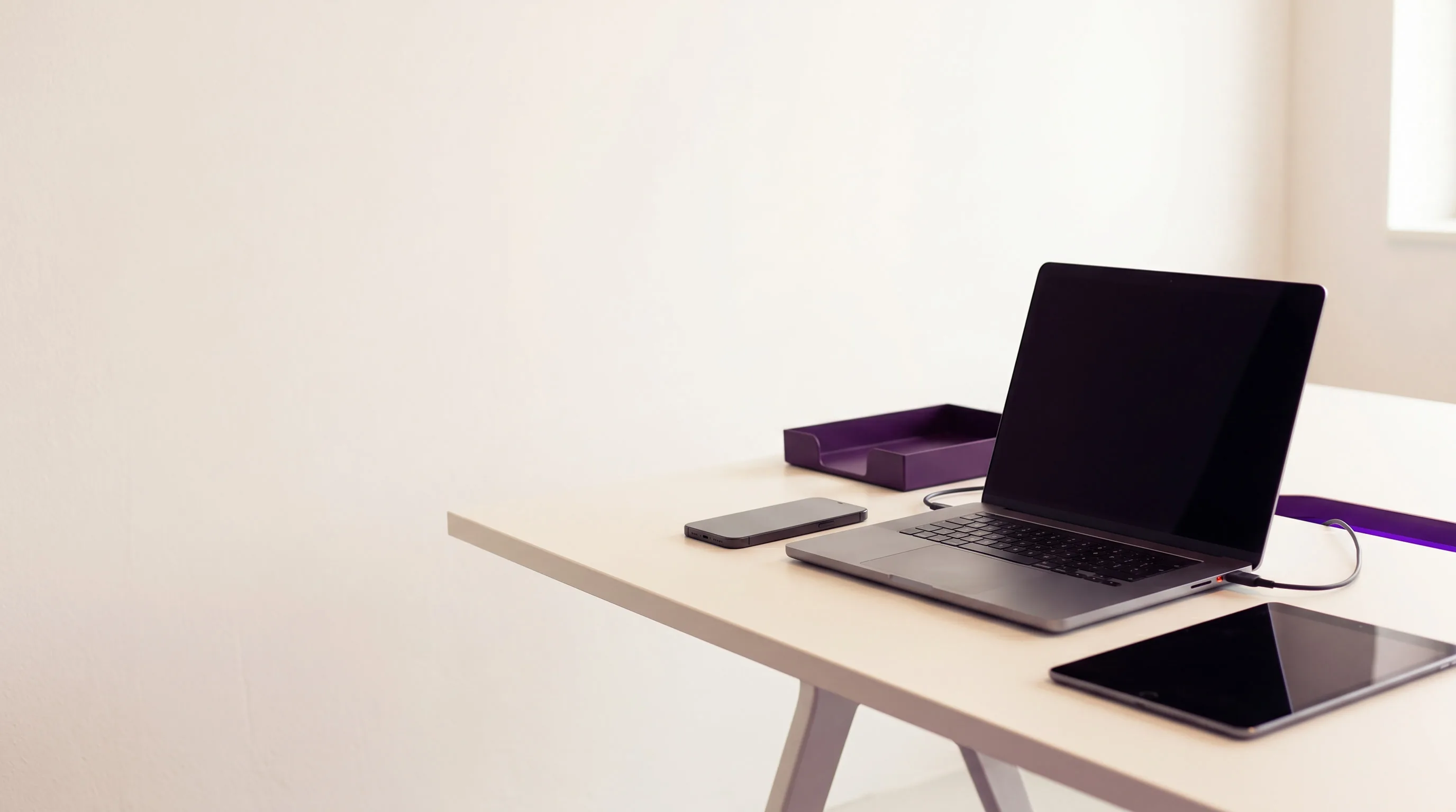 MacBook im Arbeitseinsatz — Apple-Geräte verwaltet ins Unternehmen integriert durch implec