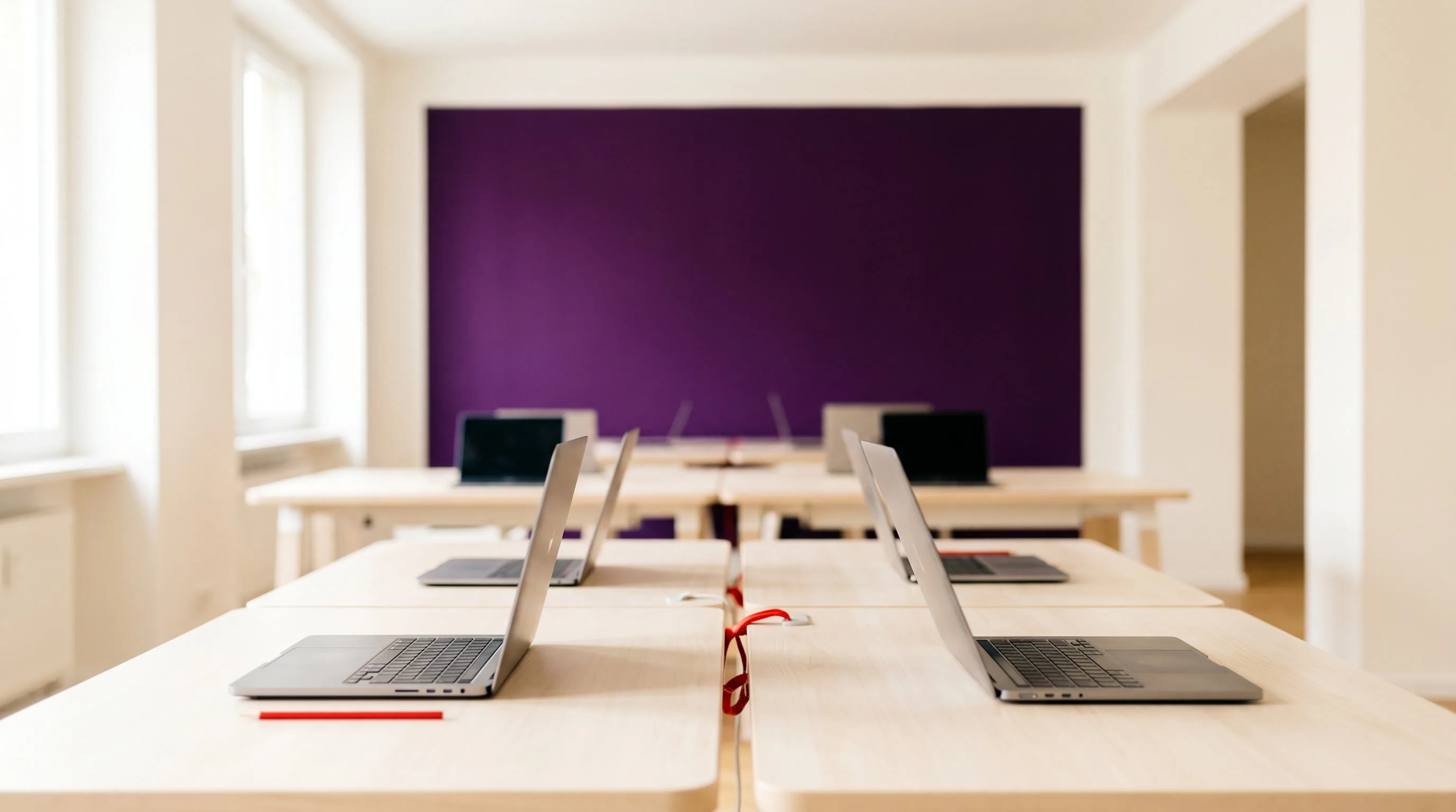Moderner Arbeitsplatz mit Apple-Hardware — sauber verwaltet und in Microsoft 365 integriert durch implec