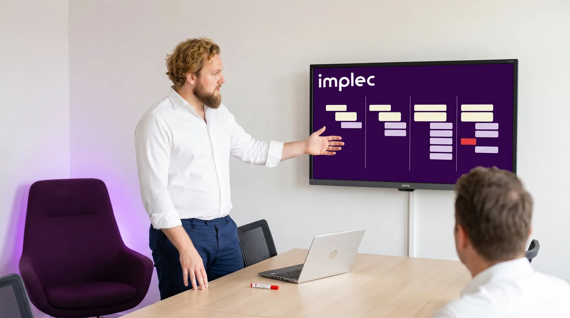 implec-CIO und Geschäftsführer besprechen gemeinsam die einjährige IT-Roadmap