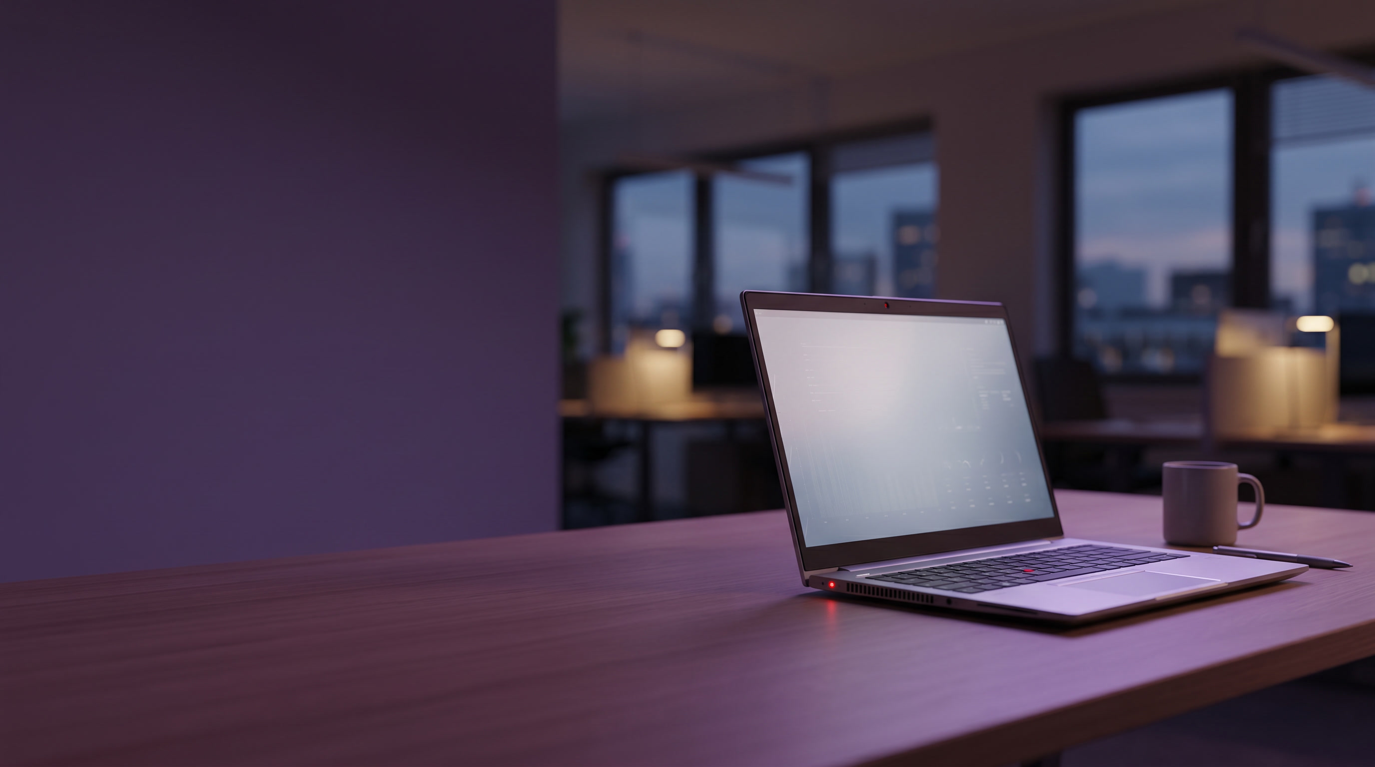 Business-Notebook im Abendbüro mit Schutz-Indikator — IT-Sicherheitskonzept in der Praxis