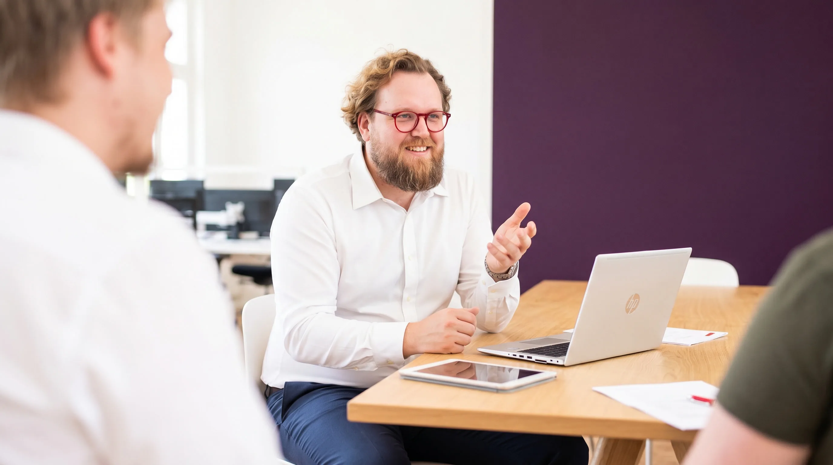 implec-Berater und Kunde besprechen das passende Mietmodell für die IT-Hardware