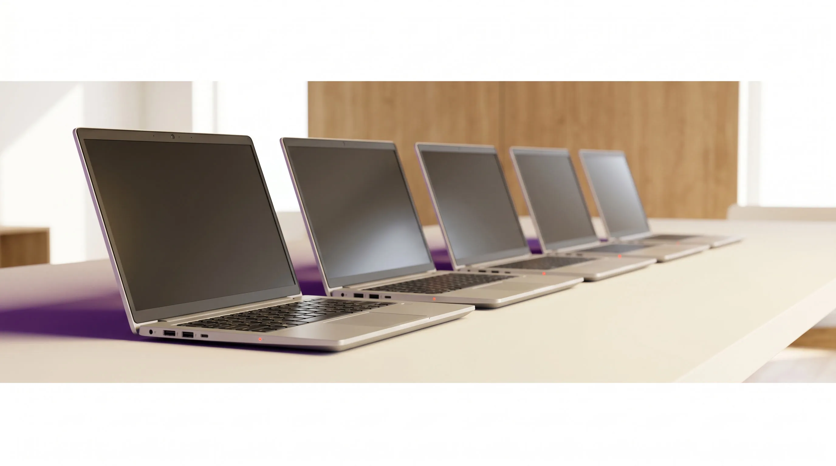 Vorkonfigurierte HP-Laptops und BenQ-Monitore einsatzbereit am Arbeitsplatz