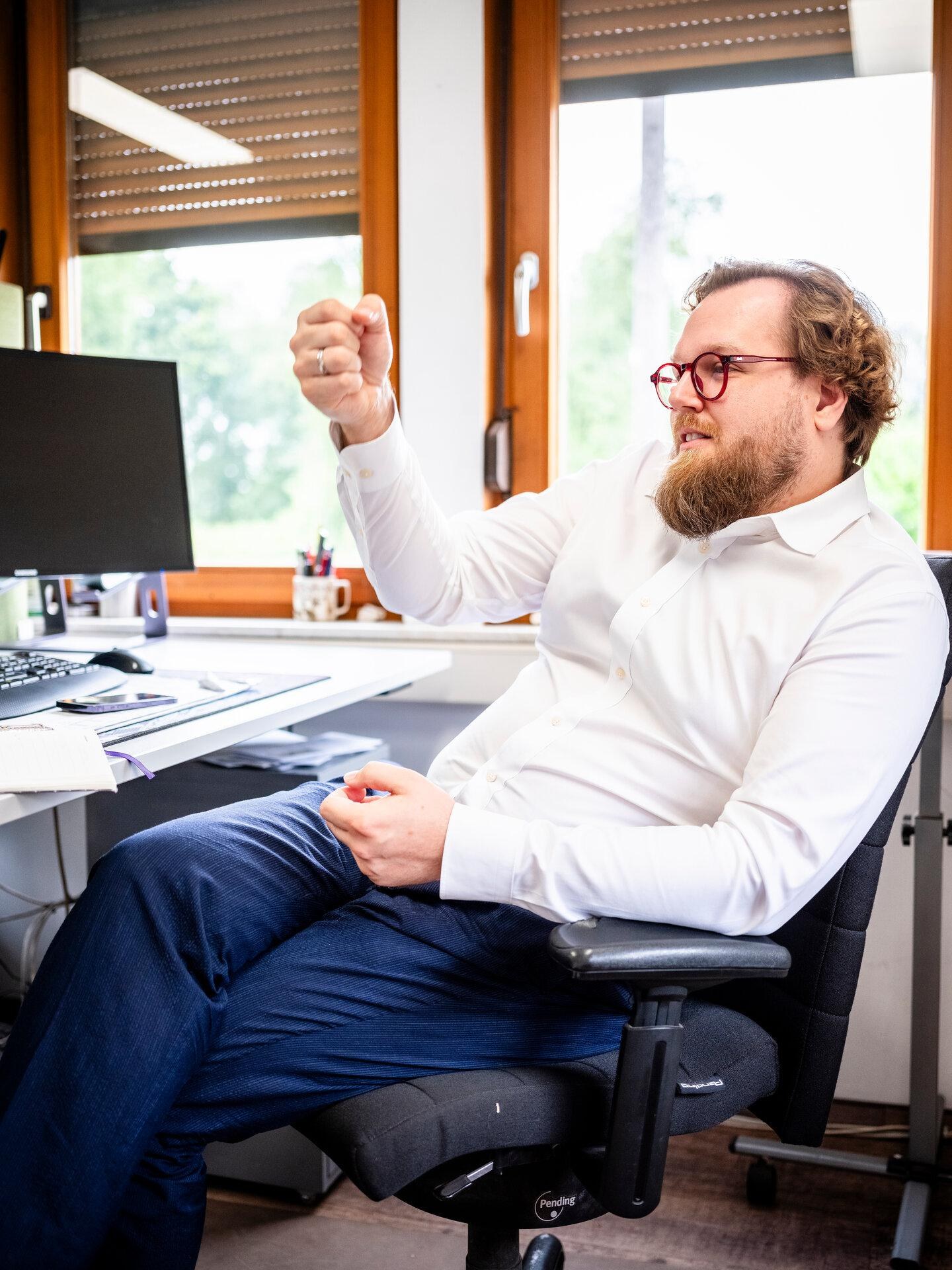 Nils Rochholl, Gründer und Geschäftsführer von implec, an seinem Arbeitsplatz
